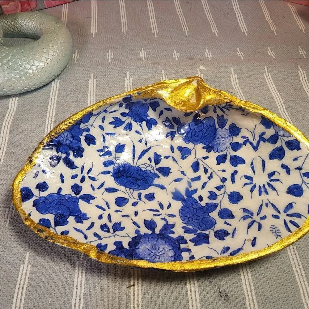 DECOUPAGE CLAM SHELL DECOUPAGE BLUE FLOWERS 💐 ON A CLAM SHELL TRINKET DISH - Picture 4 of 10